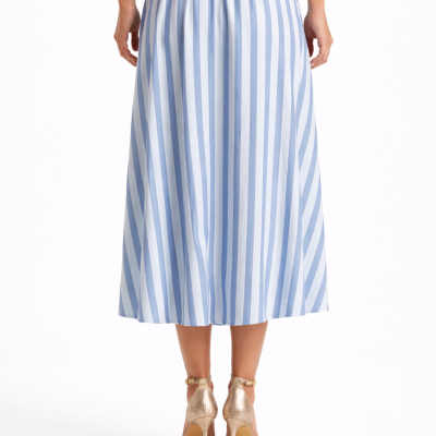 Saia midi riscada azul e branca vista de trás com sandálias douradas de salto alto