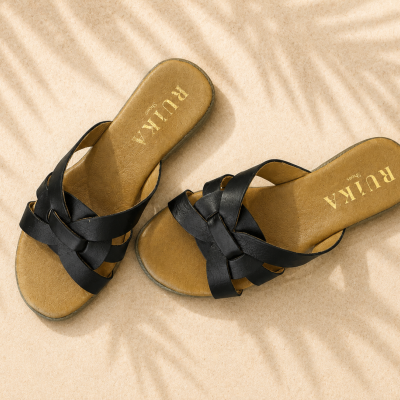 Chinelos RUIKA Shoes pretos com sola castanha clara em fundo bege