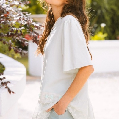 Blusa branca com renda e laços azuis claros