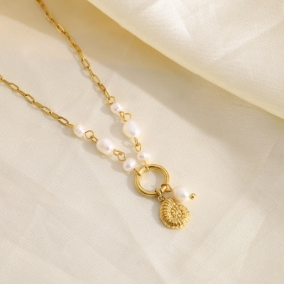 Colar dourado com pérolas e pendente concha