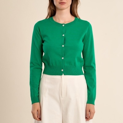 Mulher com cardigan verde e calções brancos