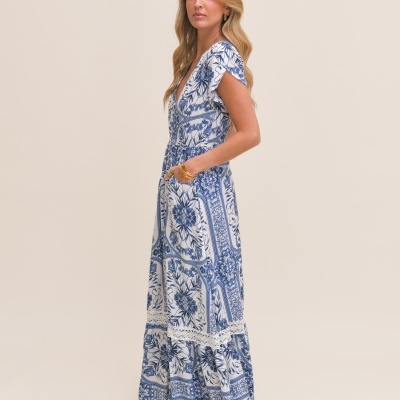 Vestido longo branco com padrão floral azul