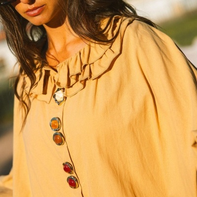 Blusa amarela com gola franzida e botões coloridos