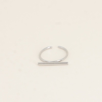 Anel prateado minimalista com barra horizontal