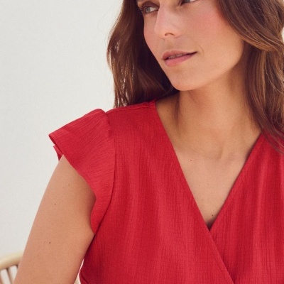 Blusa vermelha com textura enrugada e folhos nas mangas