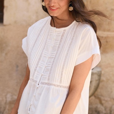 Blusa branca feminina com detalhes em renda e botões