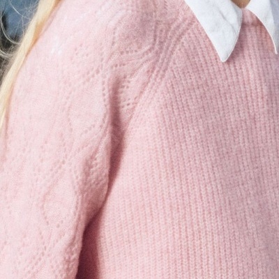Camisola rosa de malha com padrão tramado nas mangas e gola branca