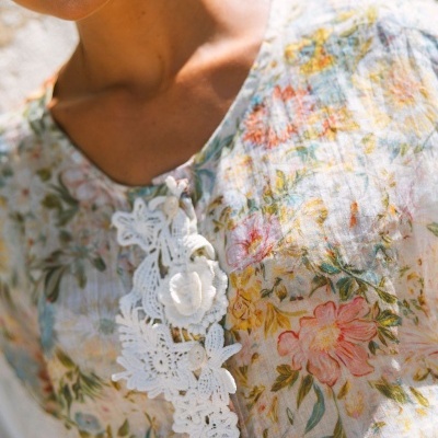 Blusa feminina floral com rendas brancas e botões pequenos