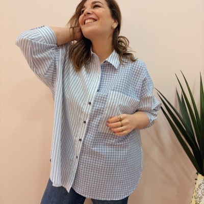 Camisa oversized azul e branca com padrões de riscas e quadrados