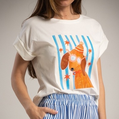 T-shirt branca com estampa de cão e calças às riscas azuis e brancas