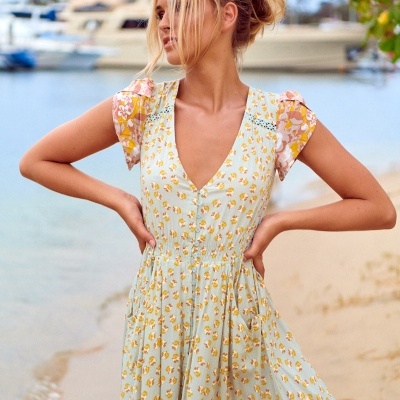 Vestido comprido azul claro com flores amarelas e mangas curtas florais