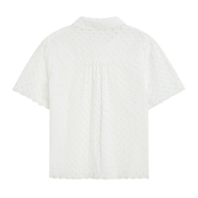 Blusa branca com bordado ilhós vista de costas