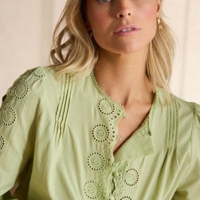 Blusa verde clara com bordados circulares e botões revestidos