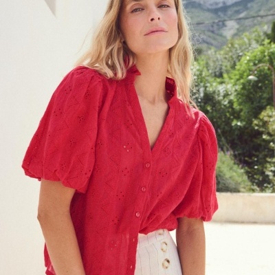 Blusa vermelha com manga curta e tecido bordado