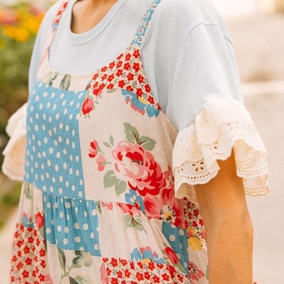 Vestido patchwork colorido com flores e bolinhas, usado com t-shirt branca rendada