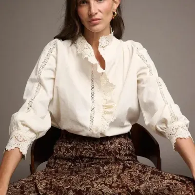 Blusa branca feminina com detalhes em renda e saia floral castanha