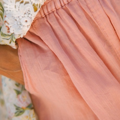 Tecido rosa com costura franzida e tecido floral com renda branca, marca maittè