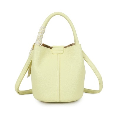 Mala de mão amarela clara com alça e detalhe floral