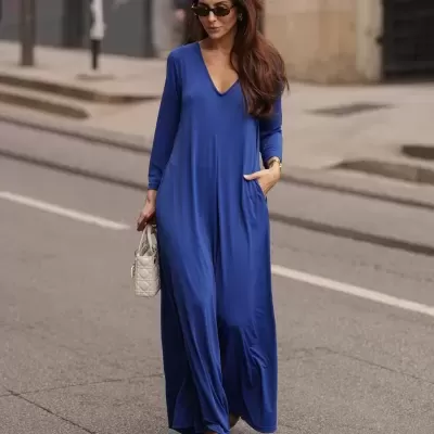 Vestido comprido azul royal com mangas compridas e decote em V usado numa rua