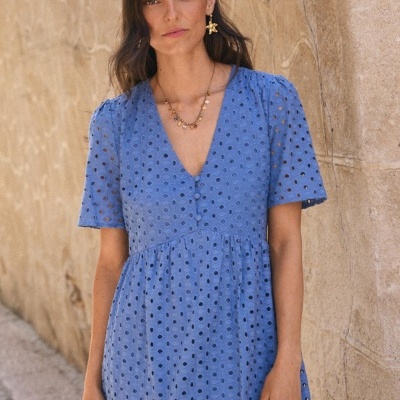 Vestido azul com padrão de círculos pequenos, botões no peito e mangas curtas
