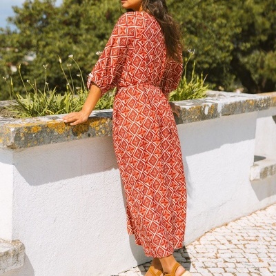 Vestido midi vermelho com padrão geométrico e sandálias plataforma em corda