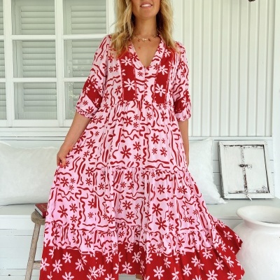 Vestido midi rosa com flores vermelhas em tecido leve