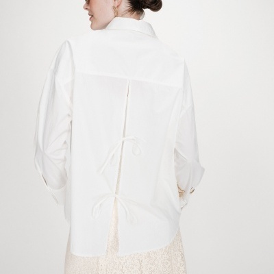 Camisa branca de algodão com abertura e laços nas costas