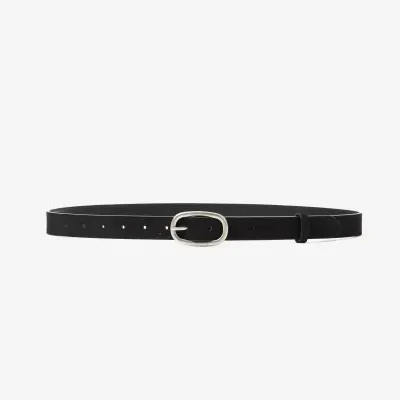 Cinto preto de pele com fivela oval prateada