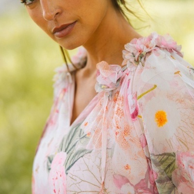 Vestido feminino floral transparente com apliques no ombro