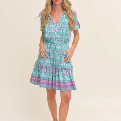 Vestido floral azul turquesa e rosa com folhos e cintura marcada