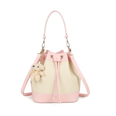 Mala saco bege e rosa com pendente de ursinho