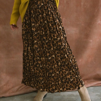 Saia animal print plissada com camisola amarela e botas bege