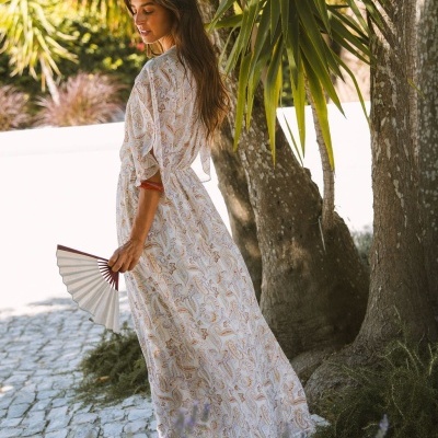 Vestido comprido estampado com padrão paisley e sandálias de cunha de ráfia