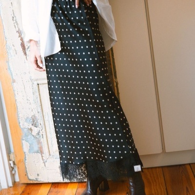 Saia preta com bolinhas brancas e renda preta na barra