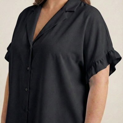 Camisa preta feminina com botões e folhos nas mangas