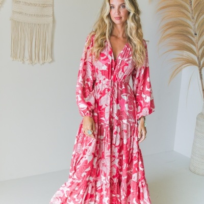 Vestido comprido vermelho com padrão floral branco e mangas compridas