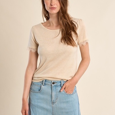 T-shirt bege com renda nas mangas e calças de ganga azul claro