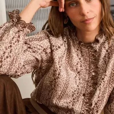 Blusa feminina floral bege e castanha com renda nas mangas e colarinho