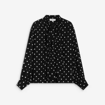 Blusa preta de bolinhas brancas com gola laço