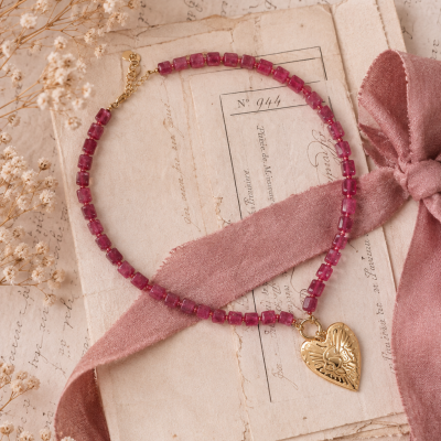 Colar com contas vermelhas e pendente dourado em forma de coração