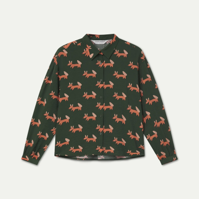 Camisa verde escura com padrão de raposas laranja