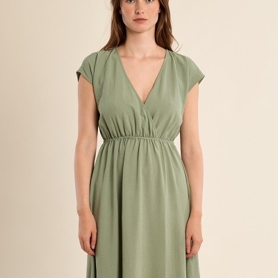 Vestido longo verde com decote em V e cintura franzida