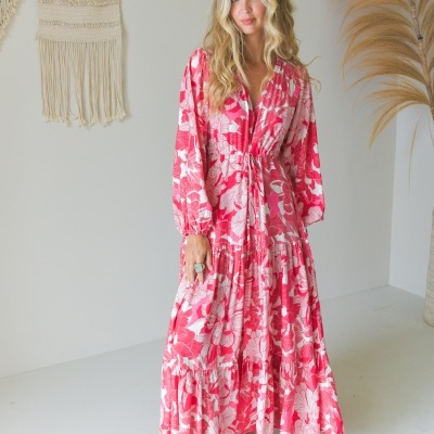 Vestido comprido rosa com padrão floral