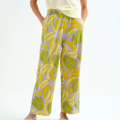 Calças largas com padrão de bananas e t-shirt amarelo claro