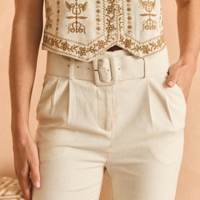 Calças bege com cinto e colete com bordados dourados