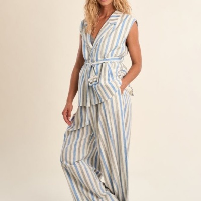 Conjunto riscado azul e branco com colete e calças largas, sandálias castanhas