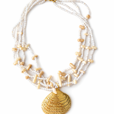 Colar de contas brancas e amarelas com pendente dourado em forma de concha