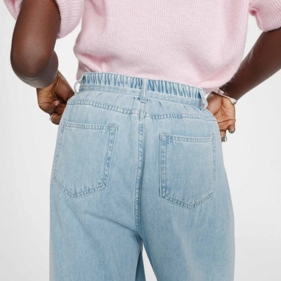 Calças de ganga azul claro com cintura elástica e camisola rosa de malha