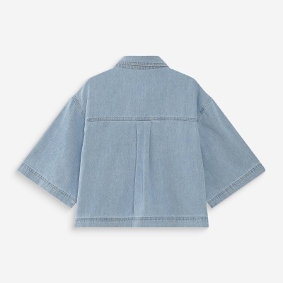 Casaco cropped de ganga azul claro com mangas largas