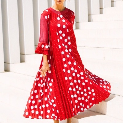 Vestido vermelho comprido com padrão de bolinhas brancas e mangas 3/4